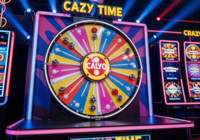 Crazy Time Live-Game-Show mit buntem Gl&uuml;cksrad im Evolution Studio